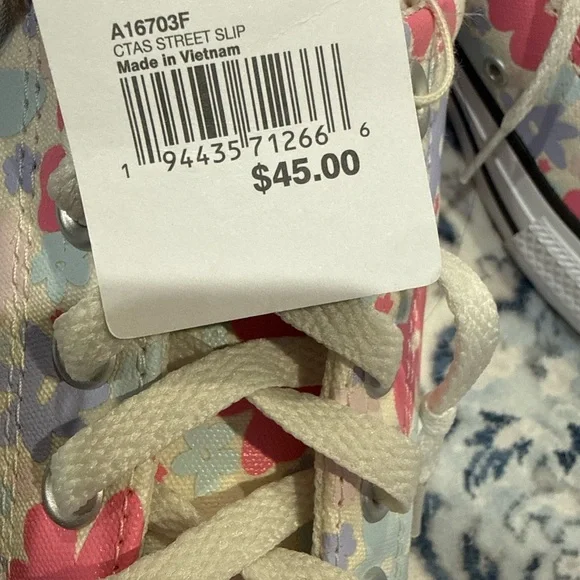 Converse Kids' Floral Sneakers - size 5 kids fits women’s 7 - Picture 4 of 6